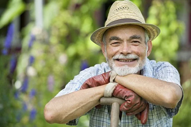 gardeningseniorwithshovelinyard.alert1 gardeningseniorwithshovelinyard.alert1